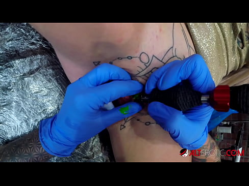 ❤️ Ekstreem tattooed hottie Sully Savage krige in tattoo op har klitoris ❤️❌ Anale porno by wy ❌️